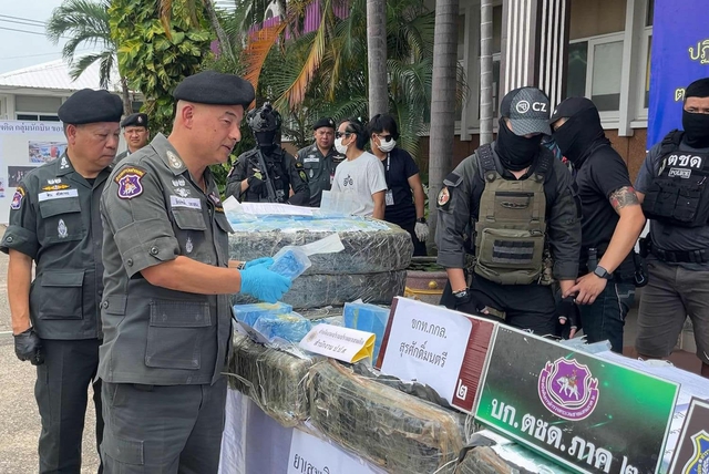 Đuổi theo những chiếc ô tô chạy với tốc độ cao, cảnh sát ngỡ ngàng khi cốp xe được mở ra- Ảnh 2.