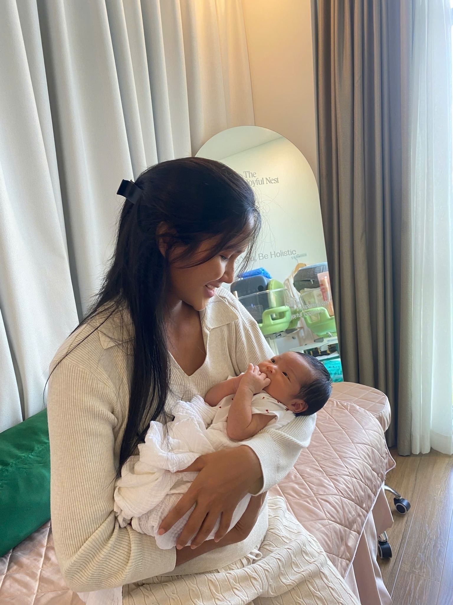 Chuyện gì xảy ra với H'Hen Niê sau khi xuất hiện với gương mặt khác lạ- Ảnh 5.