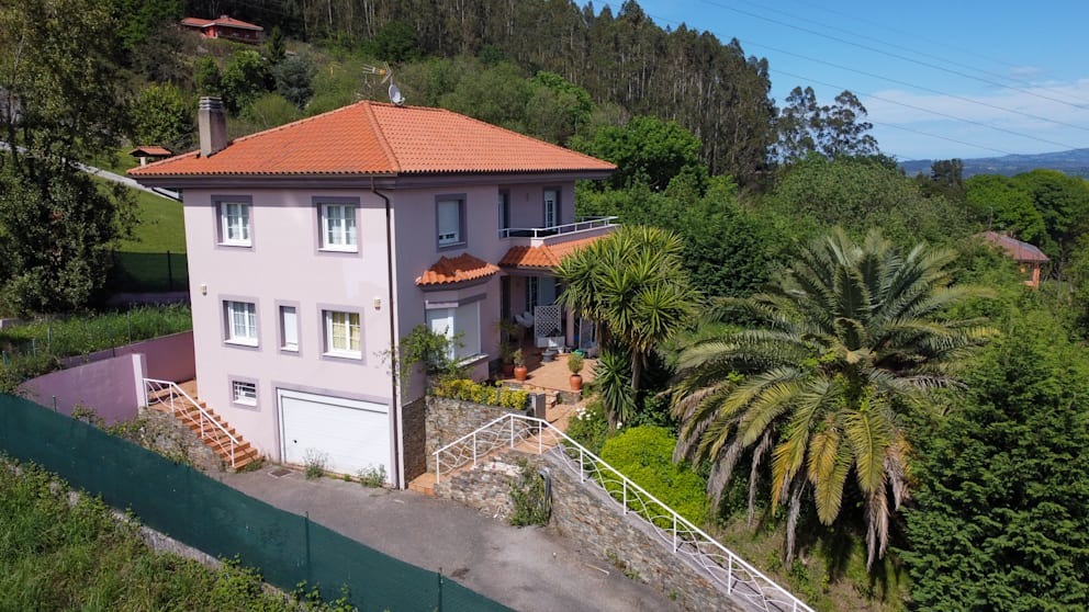 Bố mẹ bị bắt khi nhốt 3 con trong nhà suốt 4 năm vì sợ dịch bệnh, xúc động giây phút các bé lần đầu được ra ngoài- Ảnh 1.