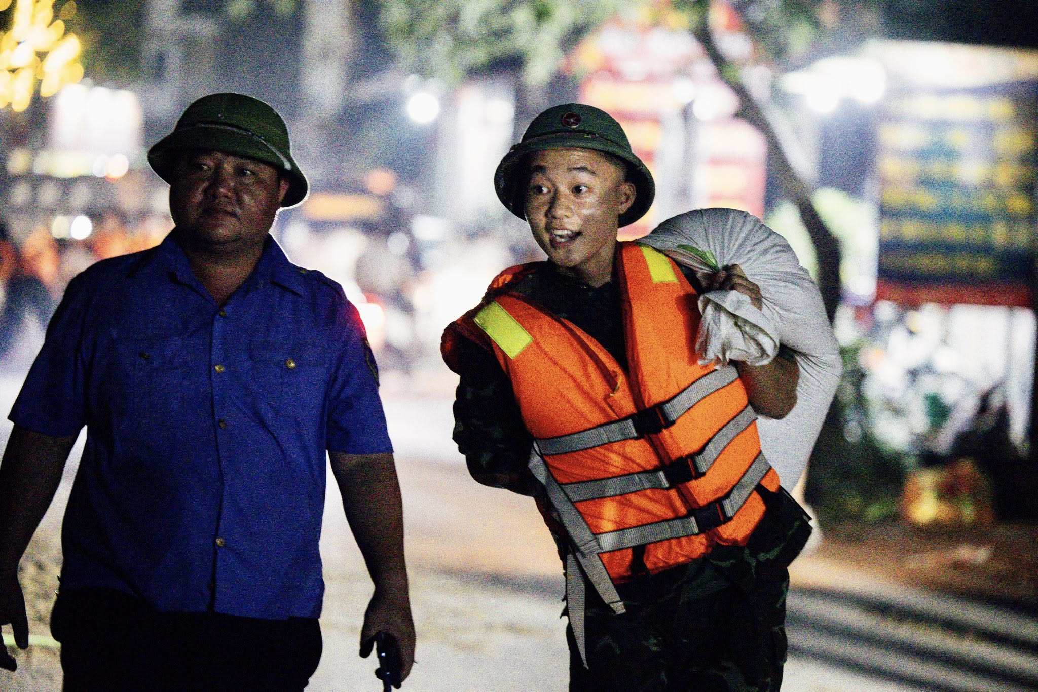 Xúc động hình ảnh các chiến sĩ giúp dân hộ đê ở Thái Nguyên - 8