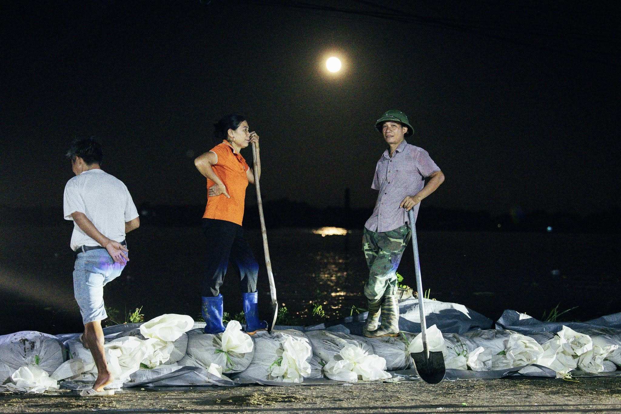 Xúc động hình ảnh các chiến sĩ giúp dân hộ đê ở Thái Nguyên - 5