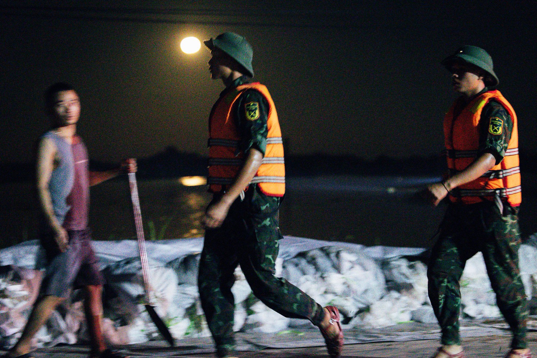 Xúc động hình ảnh các chiến sĩ giúp dân hộ đê ở Thái Nguyên - 4