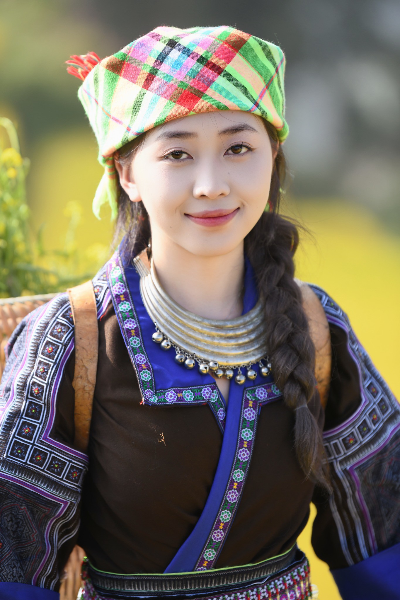 Cô gái Mông xinh tươi giữa ruộng bậc thang Mù Cang Chải - 7