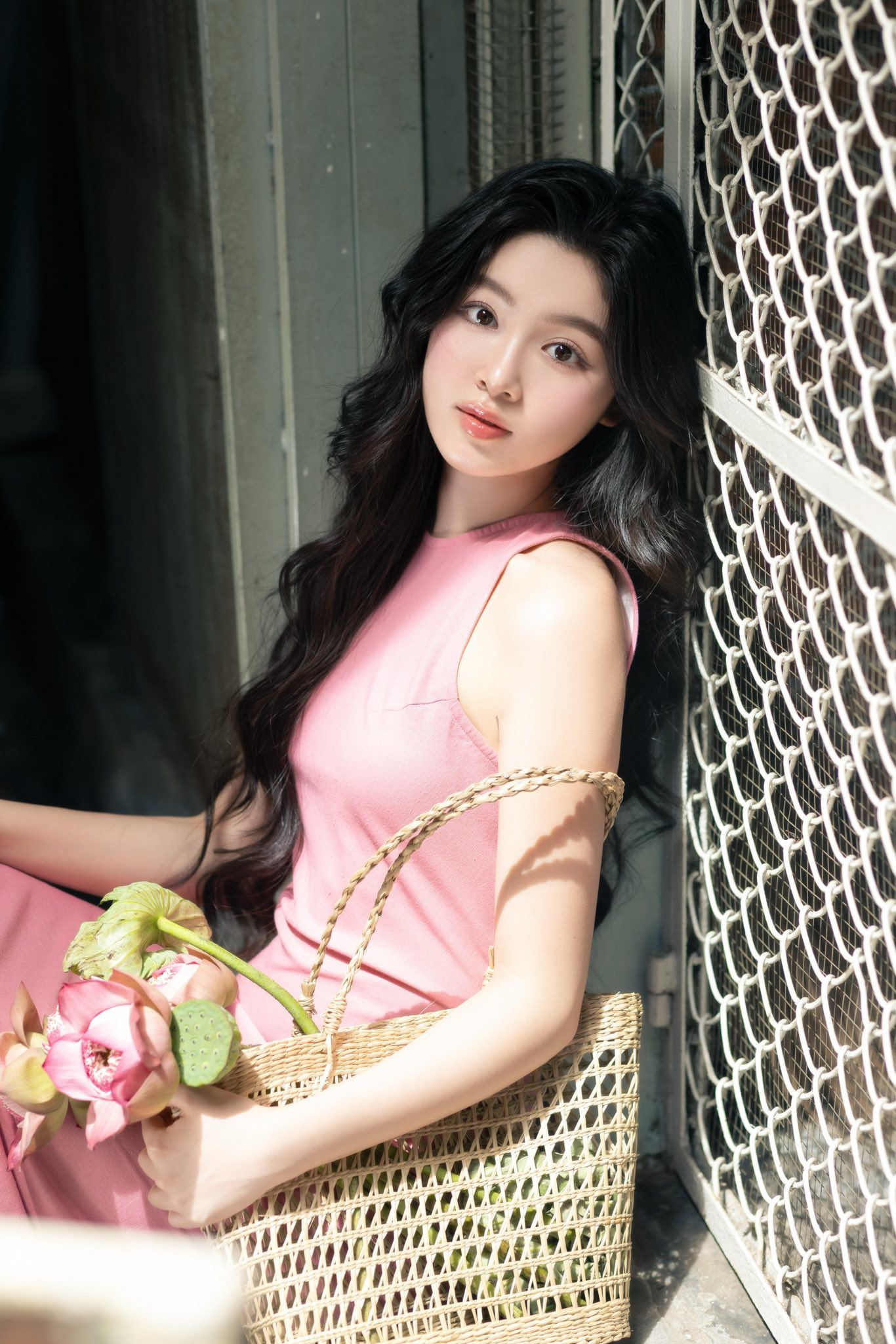 560046663_1225664629595925_7714557055684444877_n-1760578716-619-width1366height2048 Lọ Lem “lột xác” ngoạn mục trong bộ ảnh mới, ai xem cũng phải xuýt xoa - 5