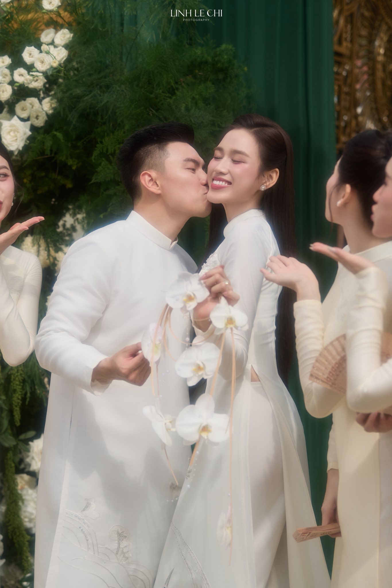 Cảnh tượng không ngờ bên trong đám hỏi của Đỗ Hà và thiếu gia tập đoàn Sơn Hải- Ảnh 3. Cảnh tượng không ngờ bên trong đám hỏi của Đỗ Hà và thiếu gia tập đoàn Sơn Hải- Ảnh 3.