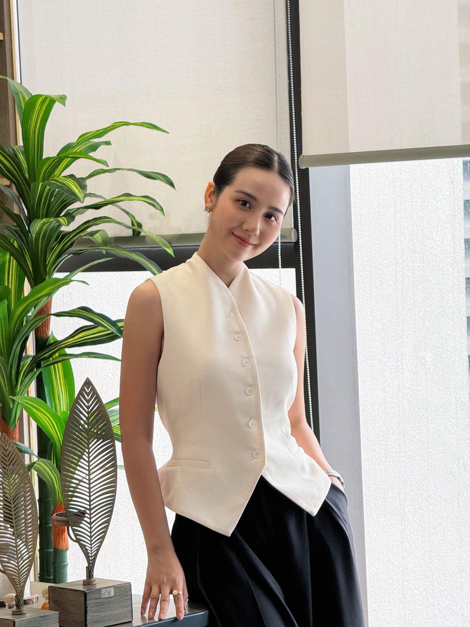 Đẹp như tiên mà đứng cạnh mỹ nhân Vbiz này cũng phải lép vế: Người đâu sang khủng khiếp, mặc gì cũng thành trend- Ảnh 4.