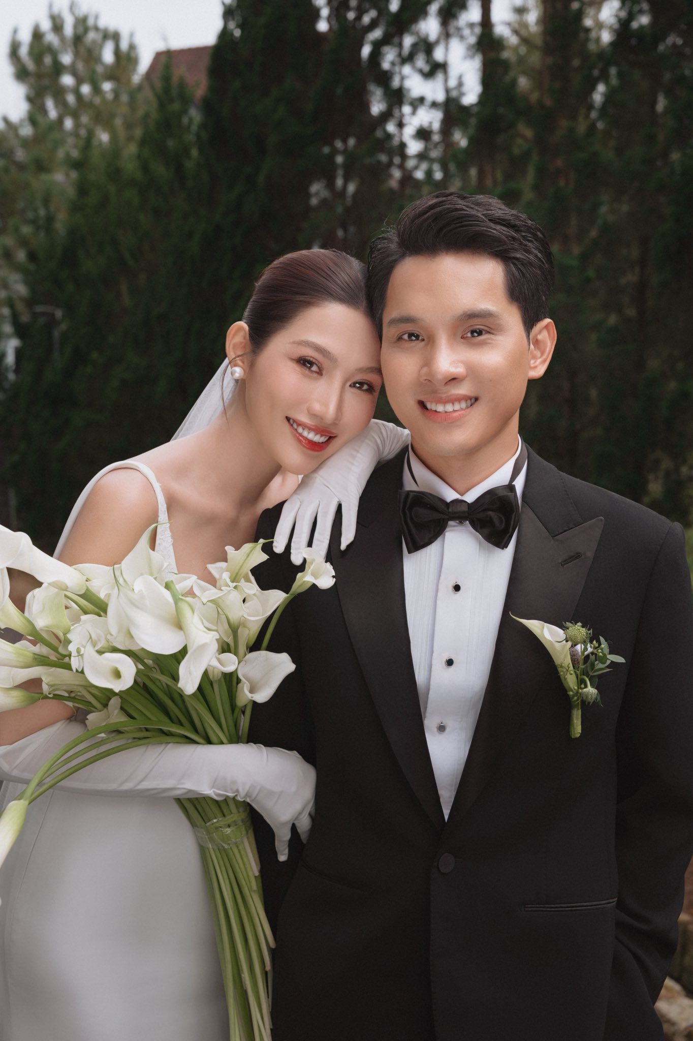 Ảnh cưới đẹp nhất showbiz Việt 2025: Cô dâu Á hậu quá xinh, chồng chủ tịch không chê vào đâu được!- Ảnh 5.