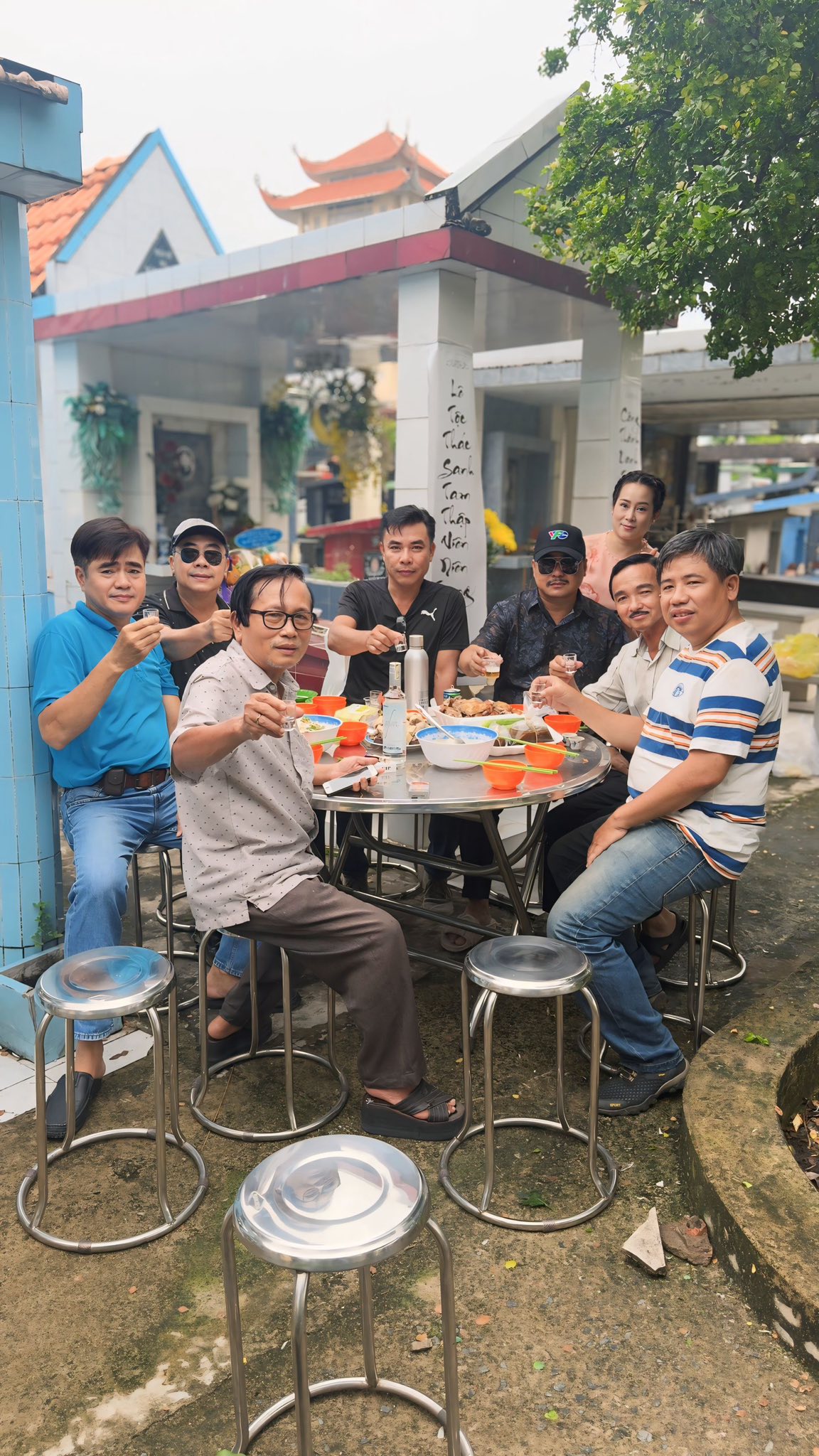 MC Quyền Linh, Phương Điền… thăm mộ Lê Công Tuấn Anh- Ảnh 5. MC Quyền Linh, Phương Điền… thăm mộ Lê Công Tuấn Anh- Ảnh 5.