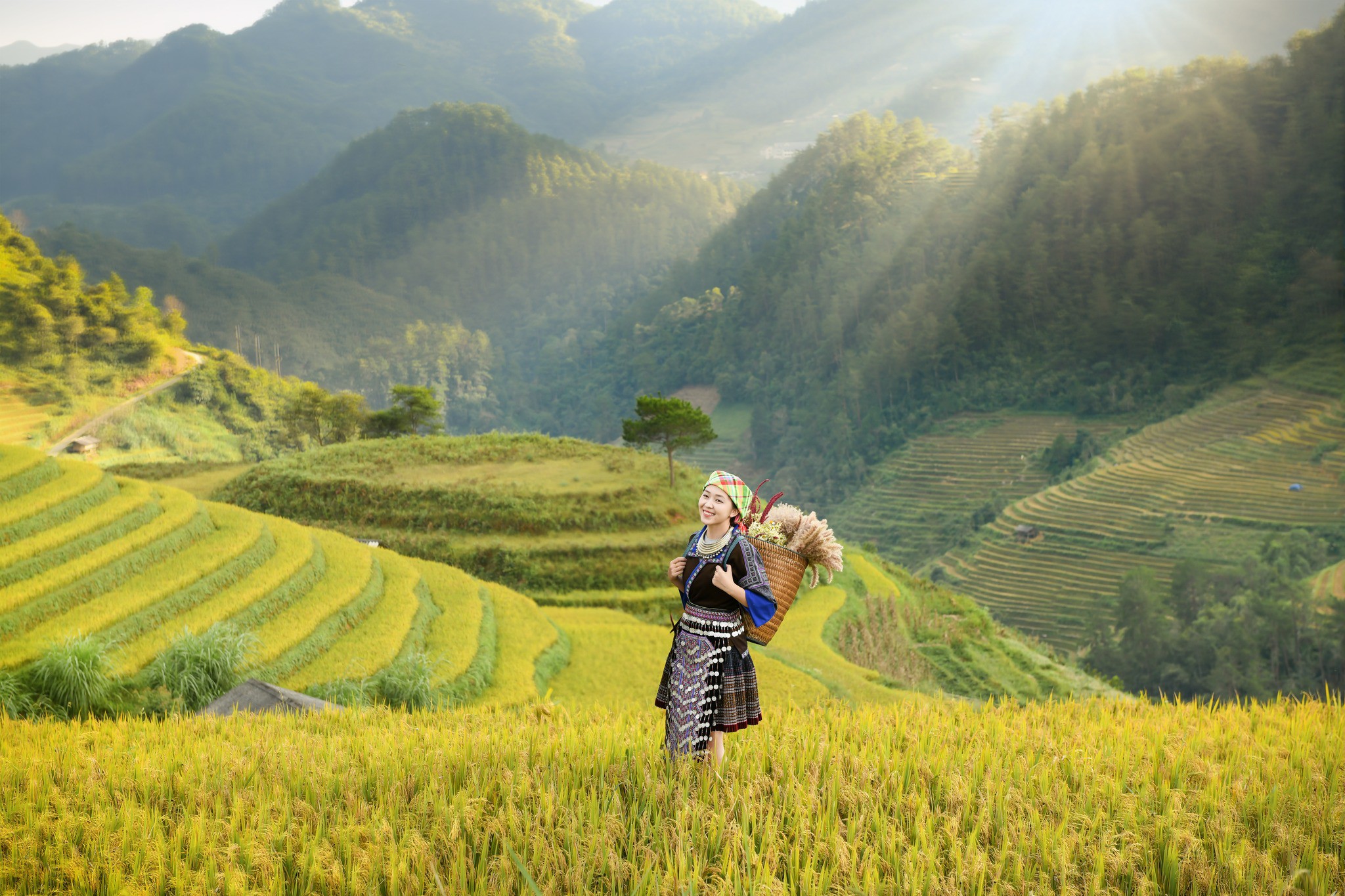 Cô gái Mông xinh tươi giữa ruộng bậc thang Mù Cang Chải - 5