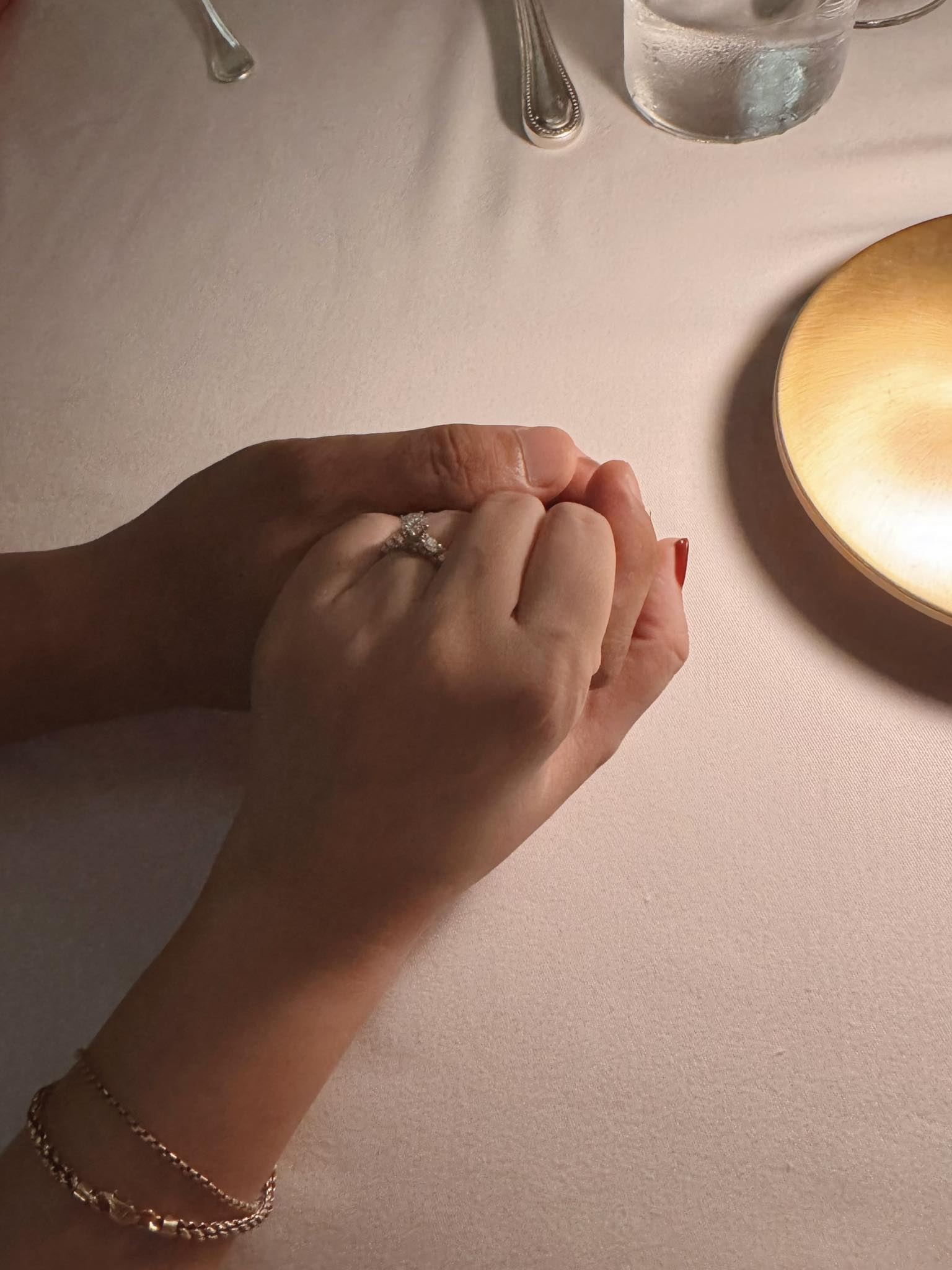 Mỹ nhân bạn thân Hà Tăng vừa thông báo được bạn trai Việt kiều cầu hôn đã vội đi trốn- Ảnh 1.