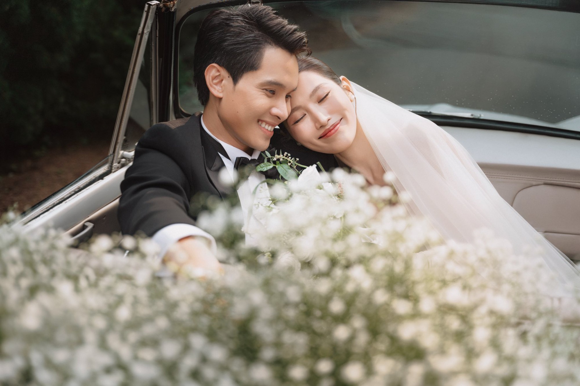 Ảnh cưới đẹp nhất showbiz Việt 2025: Cô dâu Á hậu quá xinh, chồng chủ tịch không chê vào đâu được!- Ảnh 1.