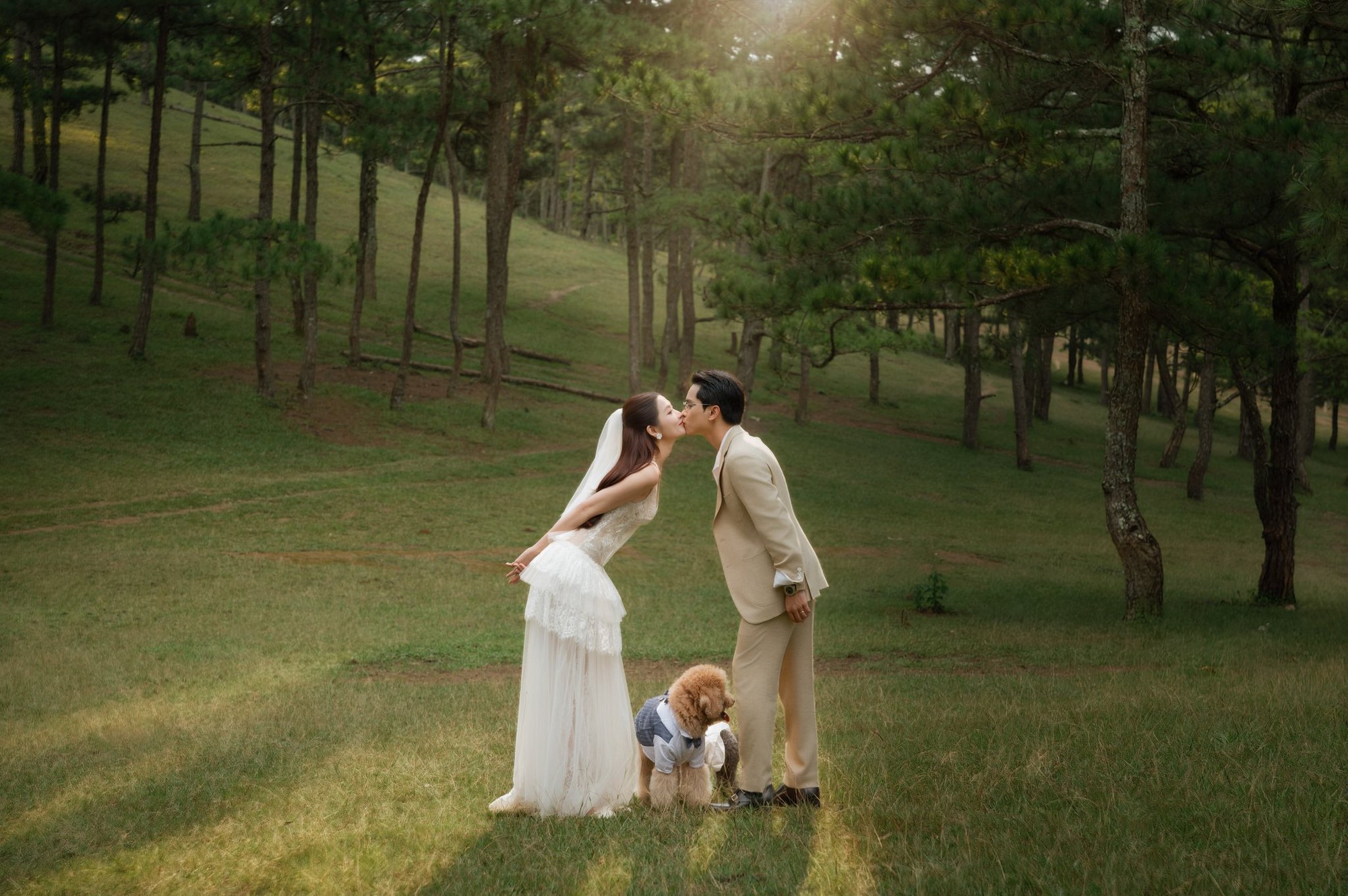 Ảnh cưới đẹp nhất showbiz Việt 2025: Cô dâu Á hậu quá xinh, chồng chủ tịch không chê vào đâu được!- Ảnh 7.