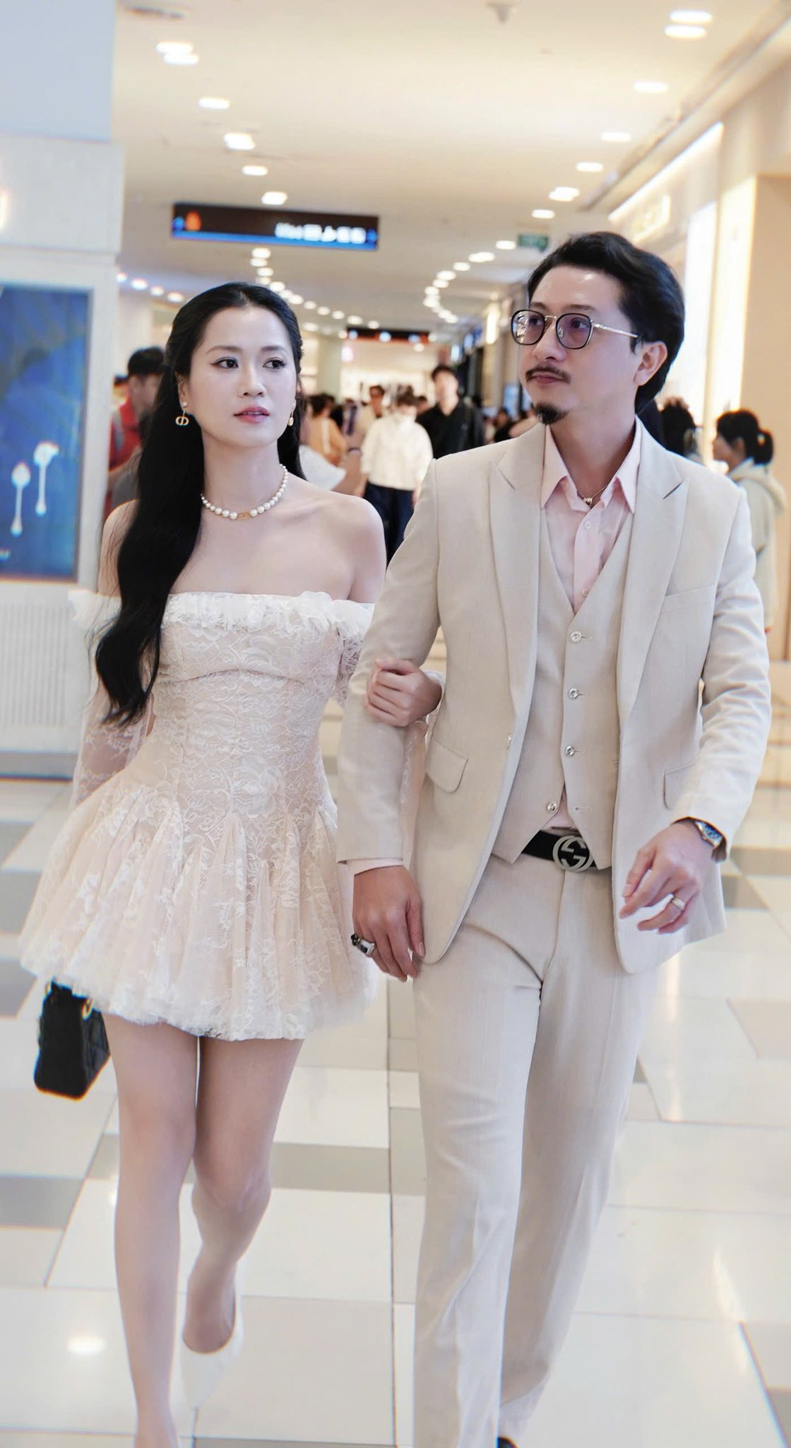 Tranh cãi chồng Lâm Vỹ Dạ để gái lạ khoác tay trên thảm đỏ- Ảnh 4.