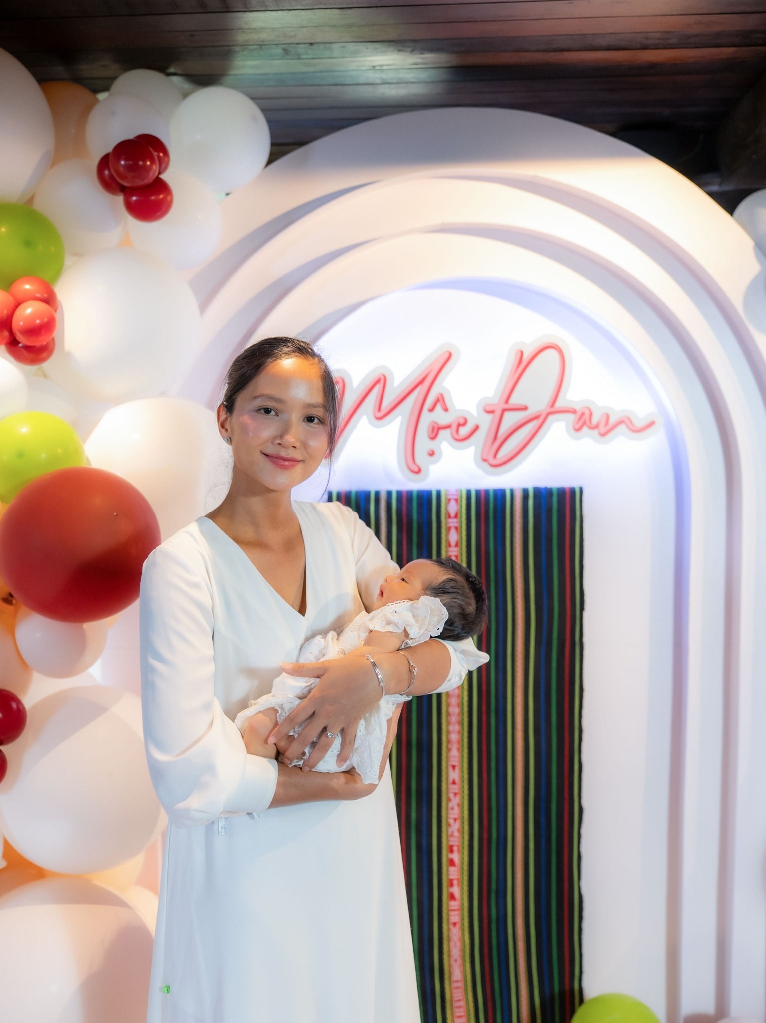 Hoa hậu H'Hen Niê sau khi bị biến dạng mặt- Ảnh 7. Hoa hậu H'Hen Niê sau khi bị biến dạng mặt- Ảnh 7.