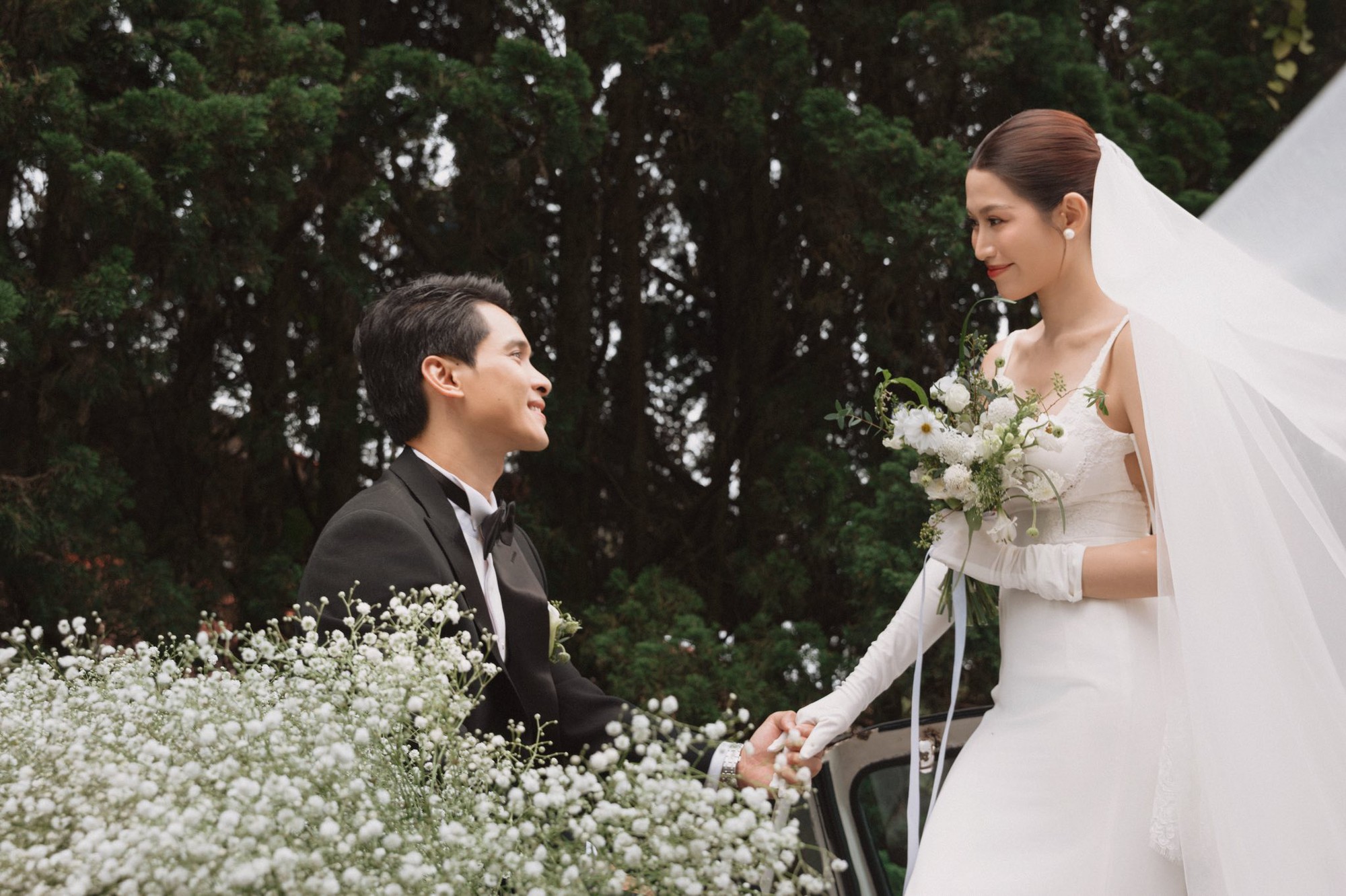 Ảnh cưới đẹp nhất showbiz Việt 2025: Cô dâu Á hậu quá xinh, chồng chủ tịch không chê vào đâu được!- Ảnh 2.