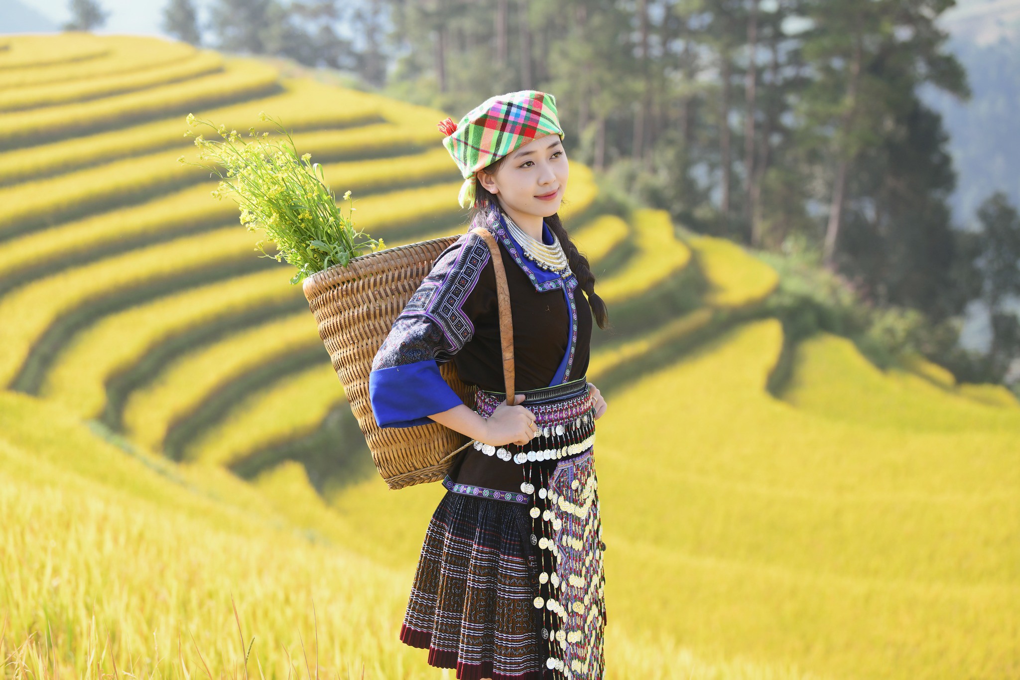 Cô gái Mông xinh tươi giữa ruộng bậc thang Mù Cang Chải - 1