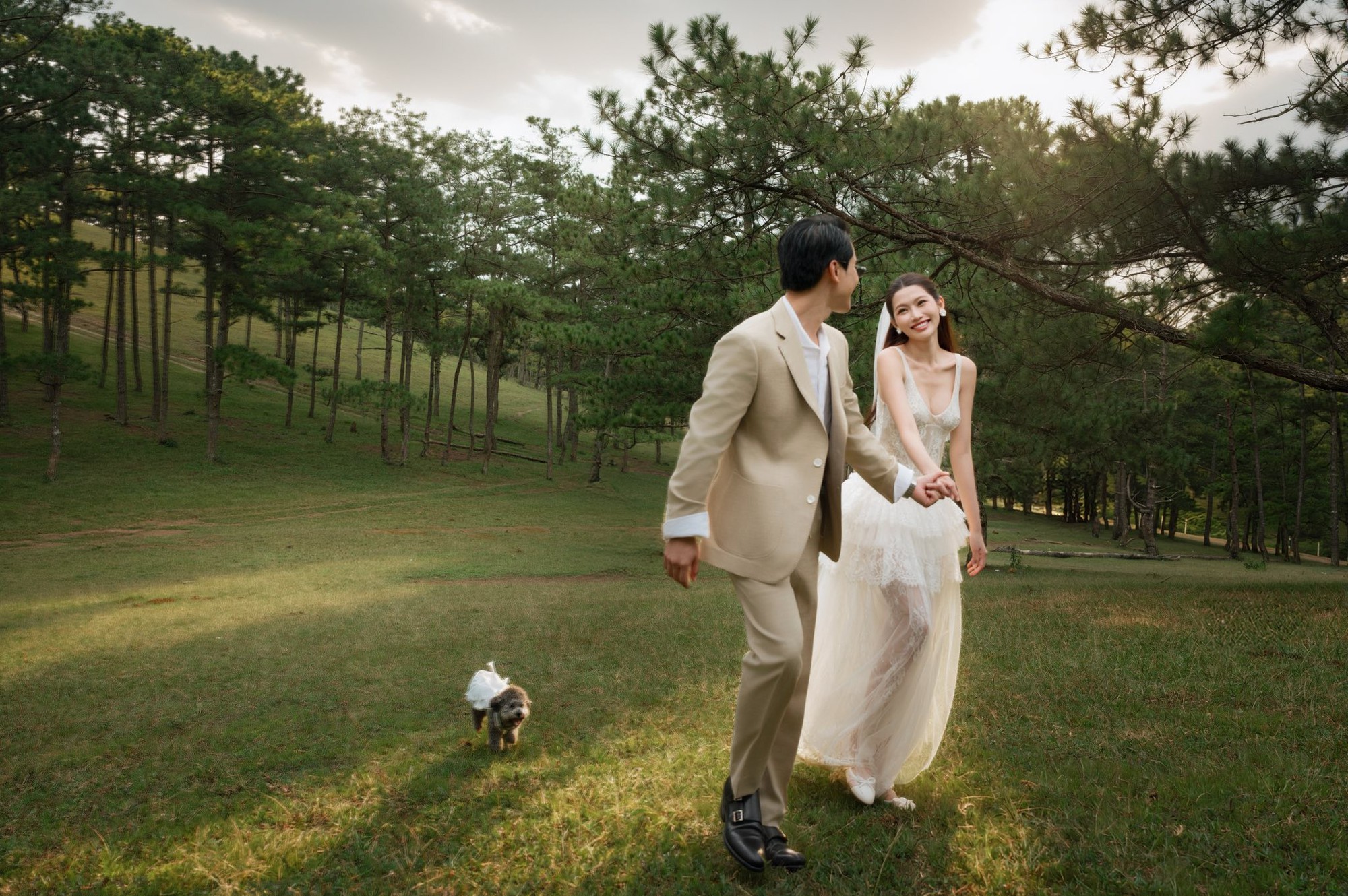 Ảnh cưới đẹp nhất showbiz Việt 2025: Cô dâu Á hậu quá xinh, chồng chủ tịch không chê vào đâu được!- Ảnh 9.