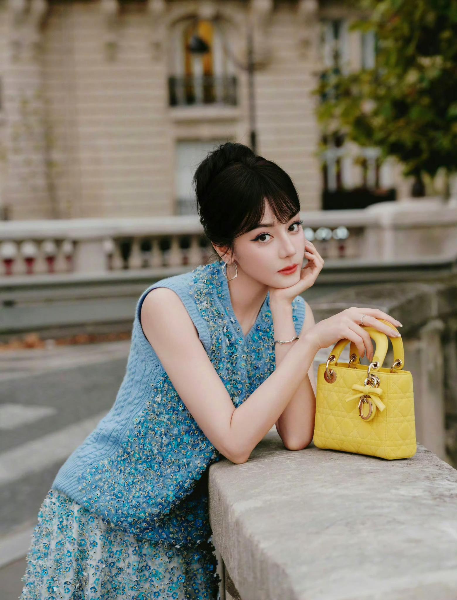 Địch Lệ Nhiệt Ba giàu mà keo kiệt?- Ảnh 3.