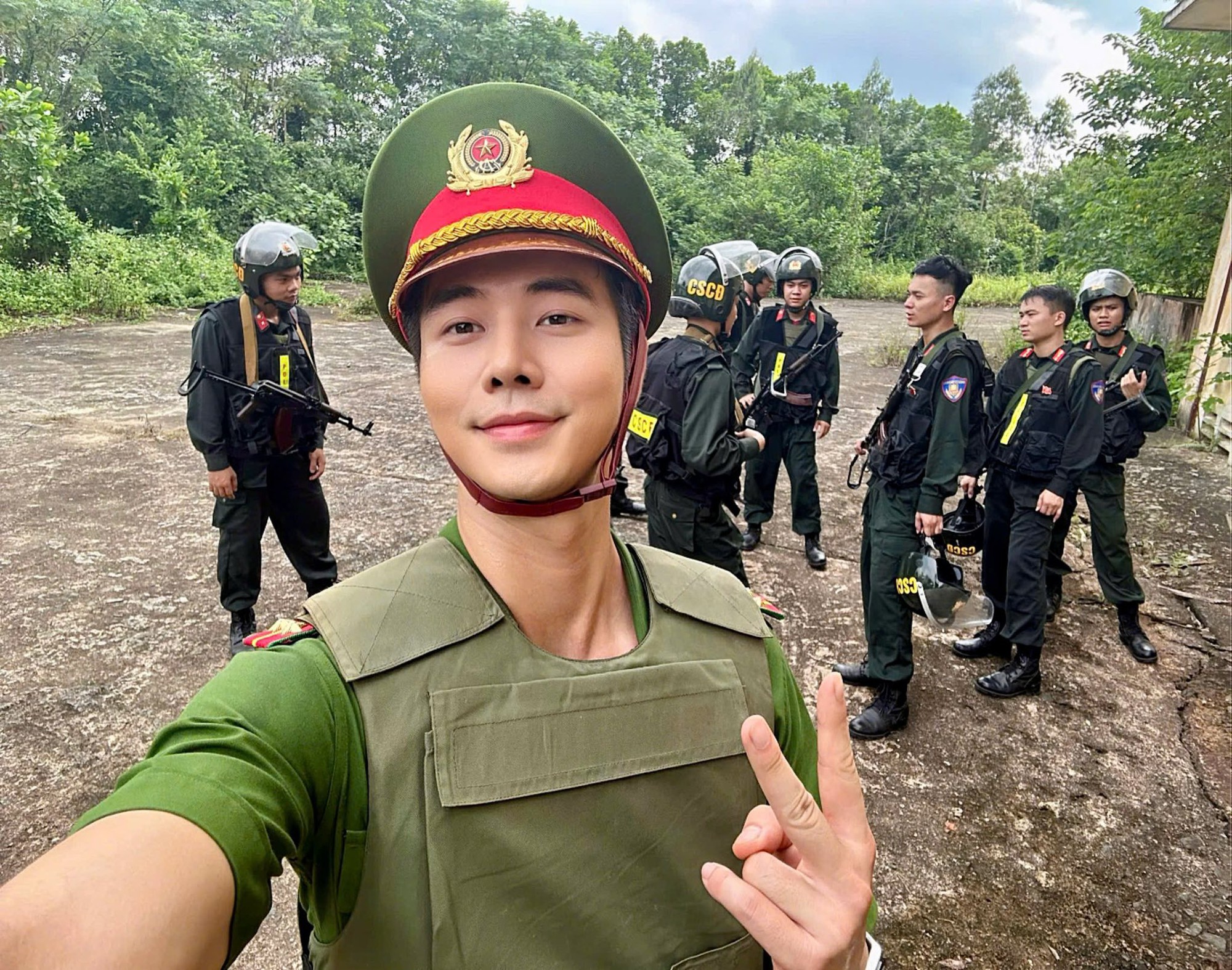 Sao nam đóng cùng lúc 2 phim Việt giờ vàng hot nhất hiện tại, đổi mỗi kiểu tóc mà nhìn như người khác- Ảnh 4. Sao nam đóng cùng lúc 2 phim Việt giờ vàng hot nhất hiện tại, đổi mỗi kiểu tóc mà nhìn như người khác- Ảnh 4.