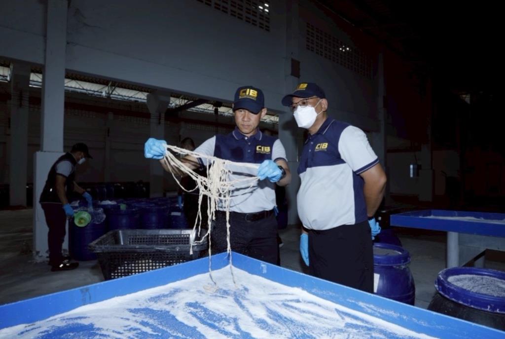 Phát hiện hơn 40 tấn lòng lợn ước tính 7,9 tỷ đồng nhập lậu từ Trung Quốc, bốc mùi hôi thối trong kho hàng tại Thái Lan- Ảnh 1.