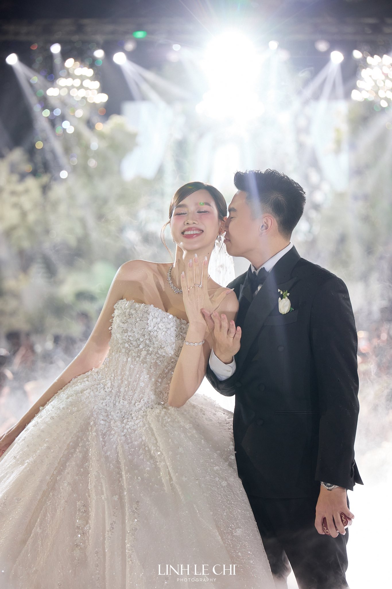 Tại sao dàn sao Việt vắng mặt ở đám cưới Hoa hậu Đỗ Hà?- Ảnh 2. Tại sao dàn sao Việt vắng mặt ở đám cưới Hoa hậu Đỗ Hà?- Ảnh 2.