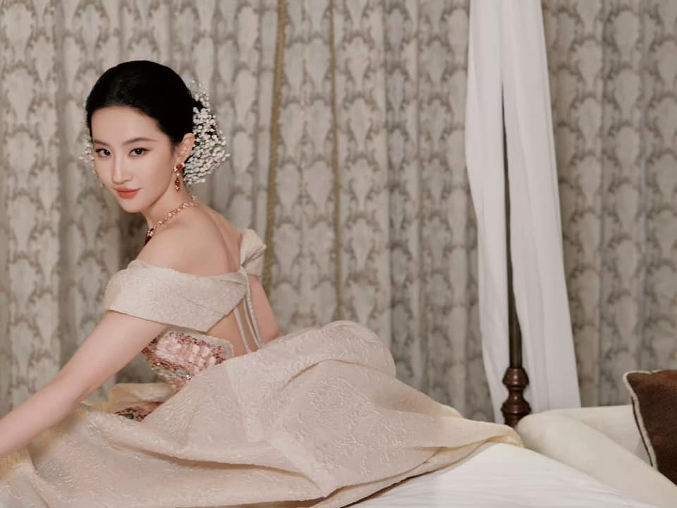 Nhìn ảnh mới của Lưu Diệc Phi mới thấy: Nét tướng “ngậm ngọc trong miệng”, cả đời hưởng phú quý- Ảnh 2.