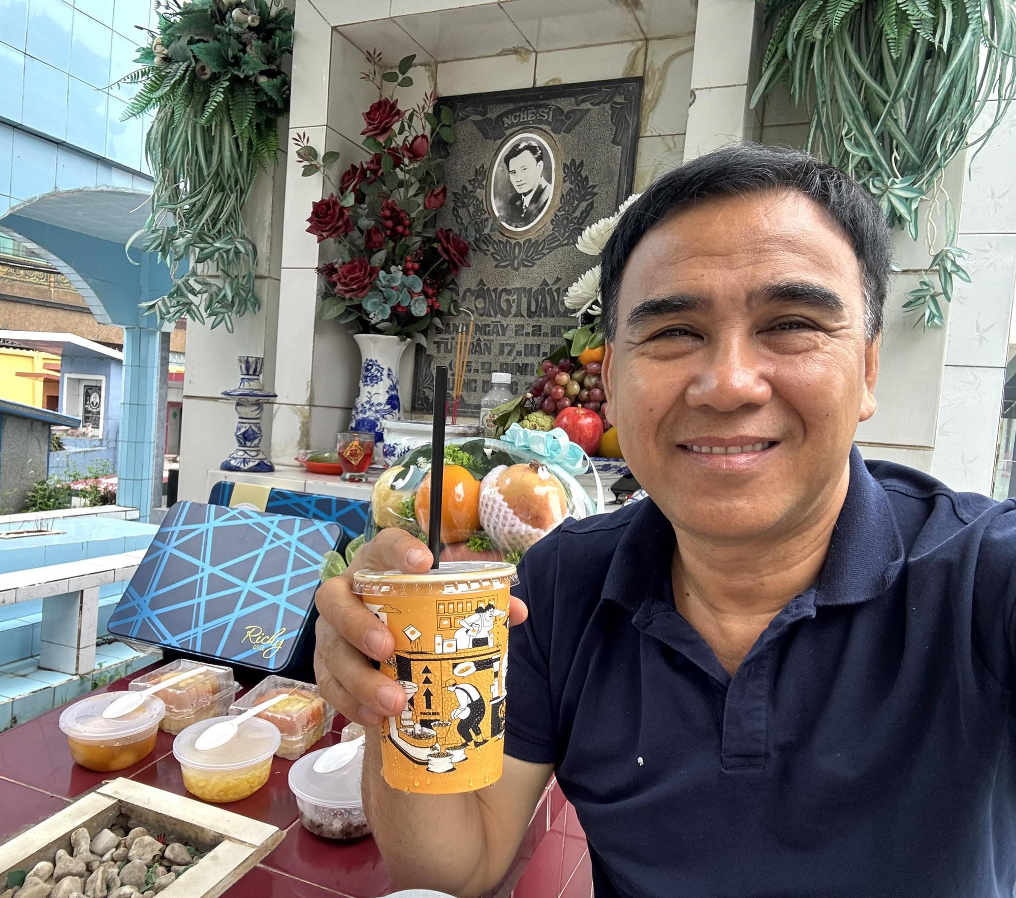 MC Quyền Linh, Phương Điền… thăm mộ Lê Công Tuấn Anh- Ảnh 1. MC Quyền Linh, Phương Điền… thăm mộ Lê Công Tuấn Anh- Ảnh 1.