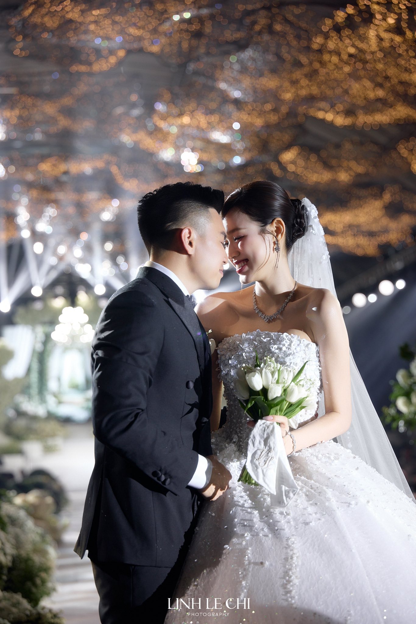 Tại sao dàn sao Việt vắng mặt ở đám cưới Hoa hậu Đỗ Hà?- Ảnh 1. Tại sao dàn sao Việt vắng mặt ở đám cưới Hoa hậu Đỗ Hà?- Ảnh 1.