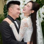 Chủ tịch tập đoàn Sơn Hải trao cho Hoa hậu Đỗ Hà 1 phong bì, bên trên có 4 chữ 570172346102388905608186513037286182786842472n 176128984245959312396 1761294284337 17612942849581872757685