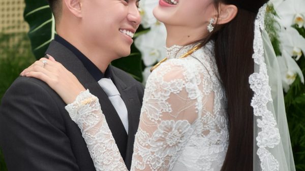 Chủ tịch tập đoàn Sơn Hải trao cho Hoa hậu Đỗ Hà 1 phong bì, bên trên có 4 chữ 28 Chủ tịch tập đoàn Sơn Hải trao cho Hoa hậu Đỗ Hà 1 phong bì, bên trên có 4 chữ 570172346102388905608186513037286182786842472n 176128984245959312396 1761294284337 17612942849581872757685