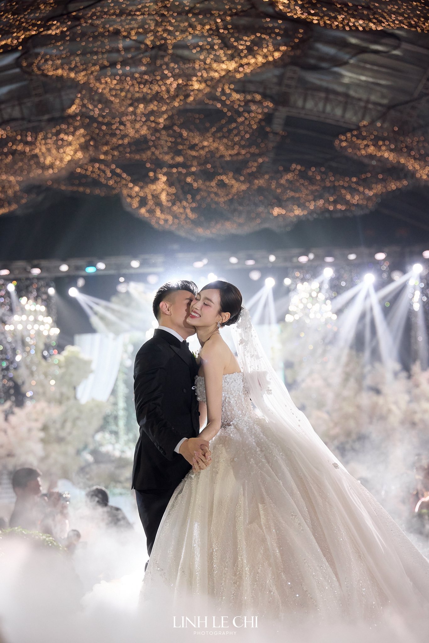 Tại sao dàn sao Việt vắng mặt ở đám cưới Hoa hậu Đỗ Hà?- Ảnh 5. Tại sao dàn sao Việt vắng mặt ở đám cưới Hoa hậu Đỗ Hà?- Ảnh 5.