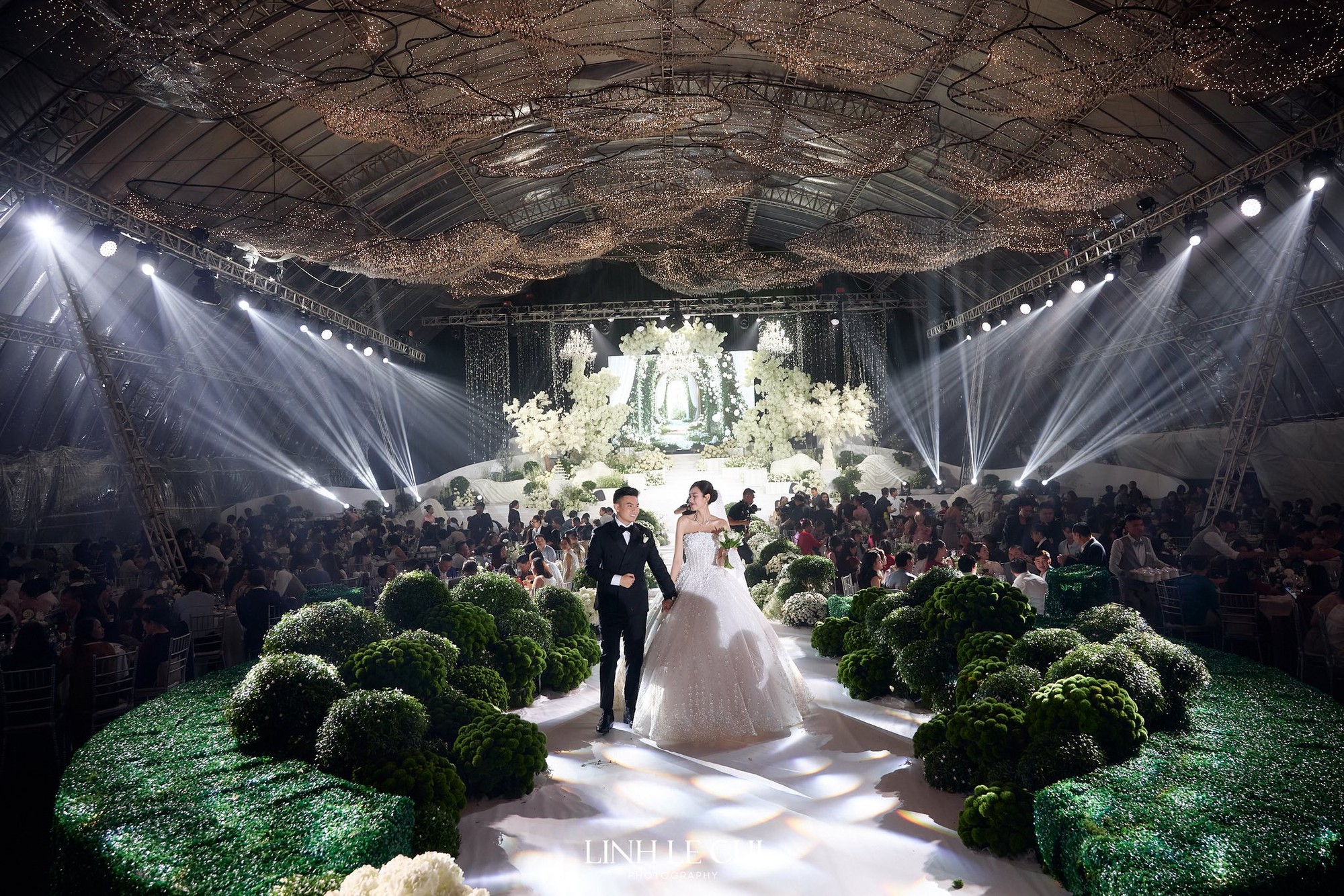 Tại sao dàn sao Việt vắng mặt ở đám cưới Hoa hậu Đỗ Hà?- Ảnh 6. Tại sao dàn sao Việt vắng mặt ở đám cưới Hoa hậu Đỗ Hà?- Ảnh 6.