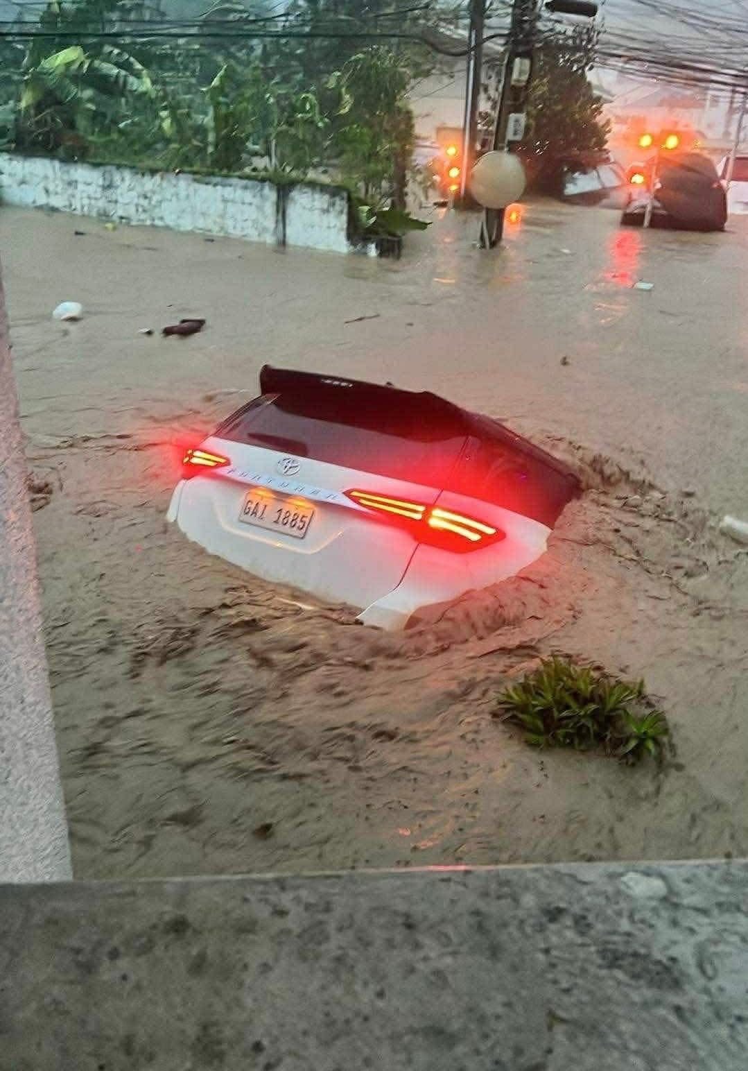 Bão Kalmaegi sầm sập đổ bộ, nhiều khu dân cư chìm trong biển nước, ô tô trôi lênh đênh trên đường phố- Ảnh 8.