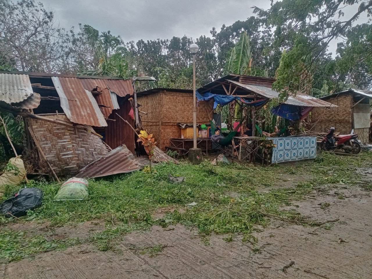 Bão Kalmaegi sầm sập đổ bộ, nhiều khu dân cư chìm trong biển nước, ô tô trôi lênh đênh trên đường phố- Ảnh 11.