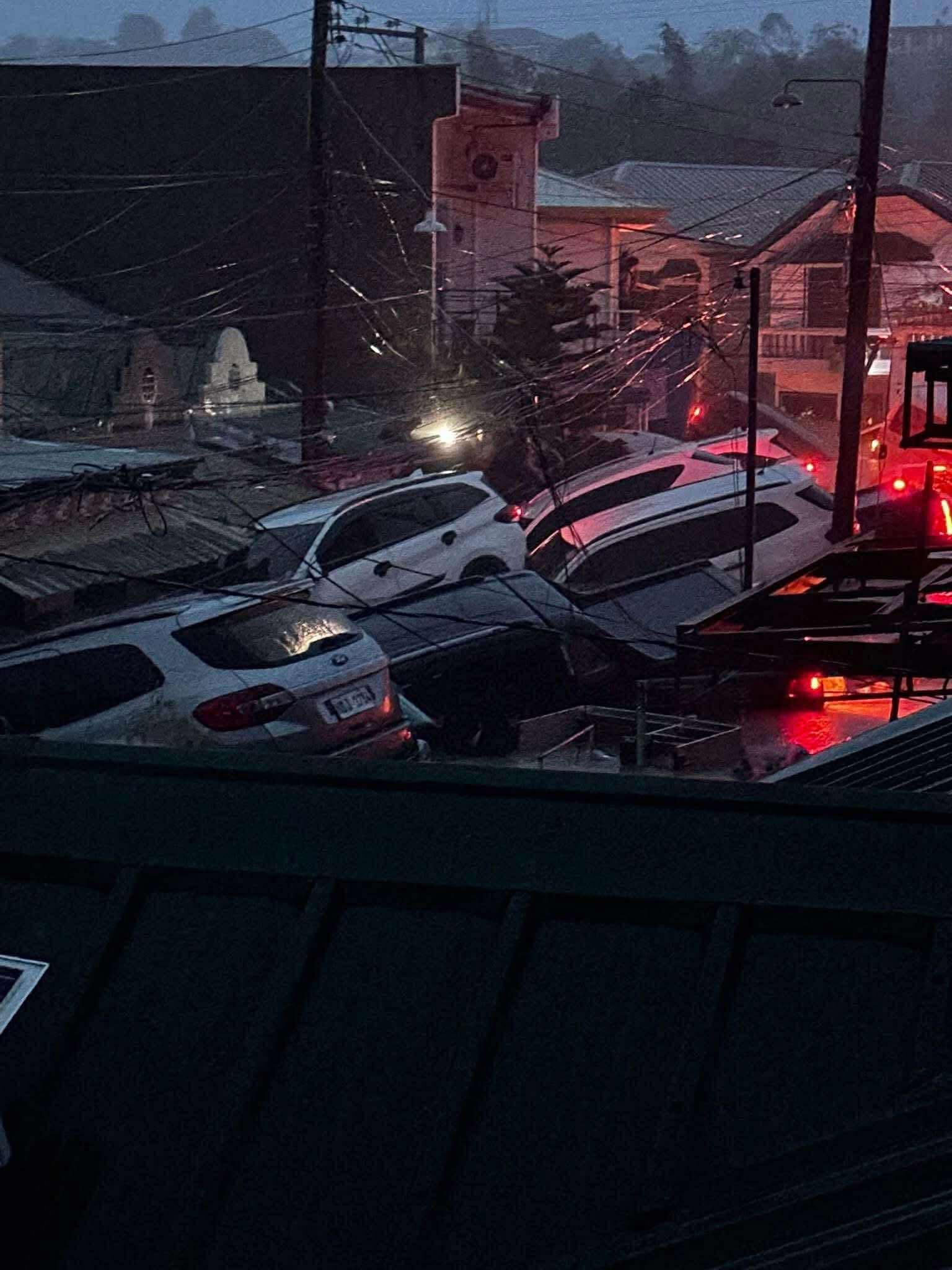 Bão Kalmaegi sầm sập đổ bộ, nhiều khu dân cư chìm trong biển nước, ô tô trôi lênh đênh trên đường phố- Ảnh 6.