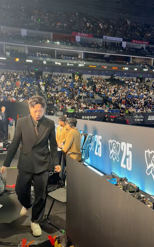 CKTG 2025: Từ HLV đến BLV LPL đều phải bật khóc trước Faker và T1- Ảnh 3.