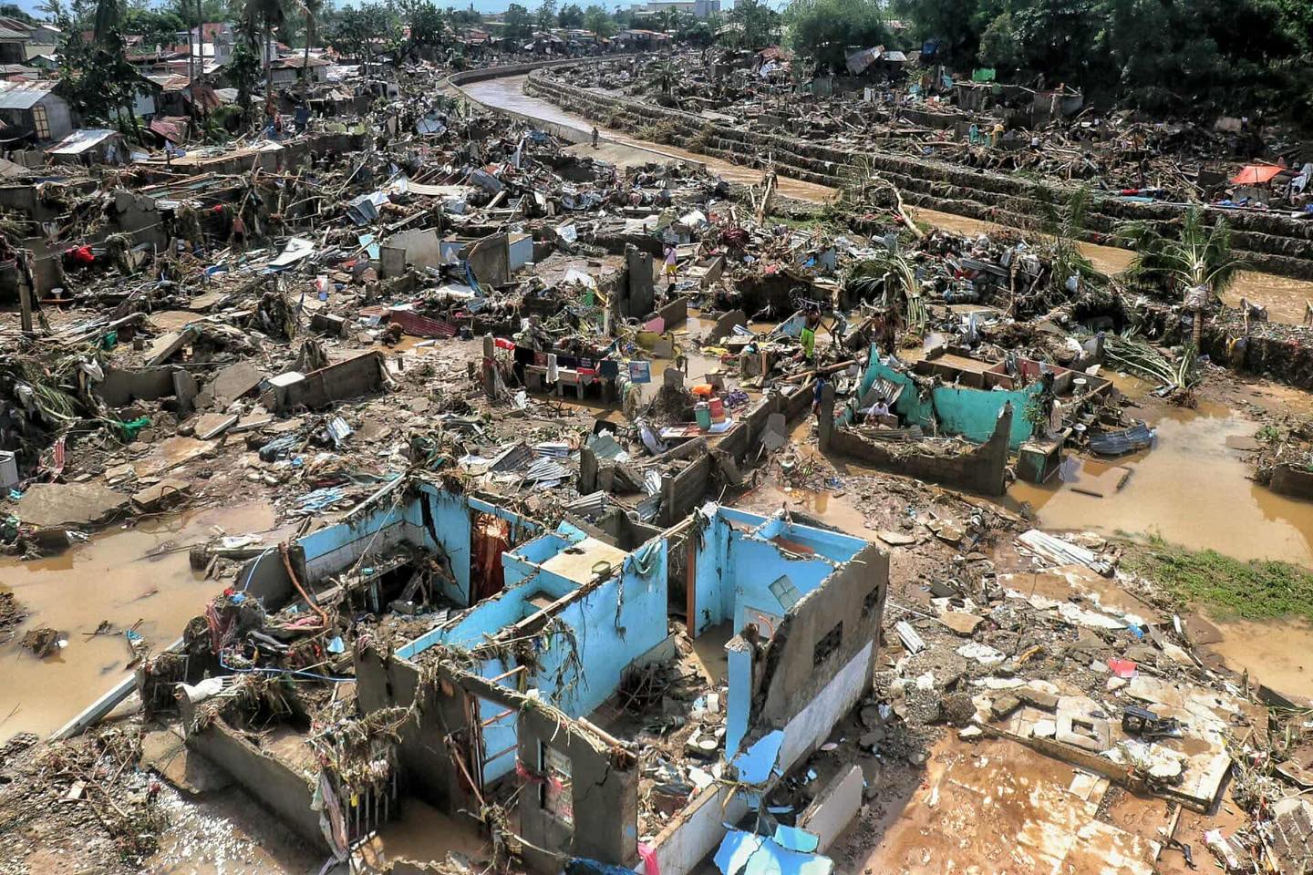 Bão cuồng phong Kalmaegi quá hung tàn, tất cả đều bị phá hủy: Những hình ảnh flycam lột tả sự thảm khốc- Ảnh 9.