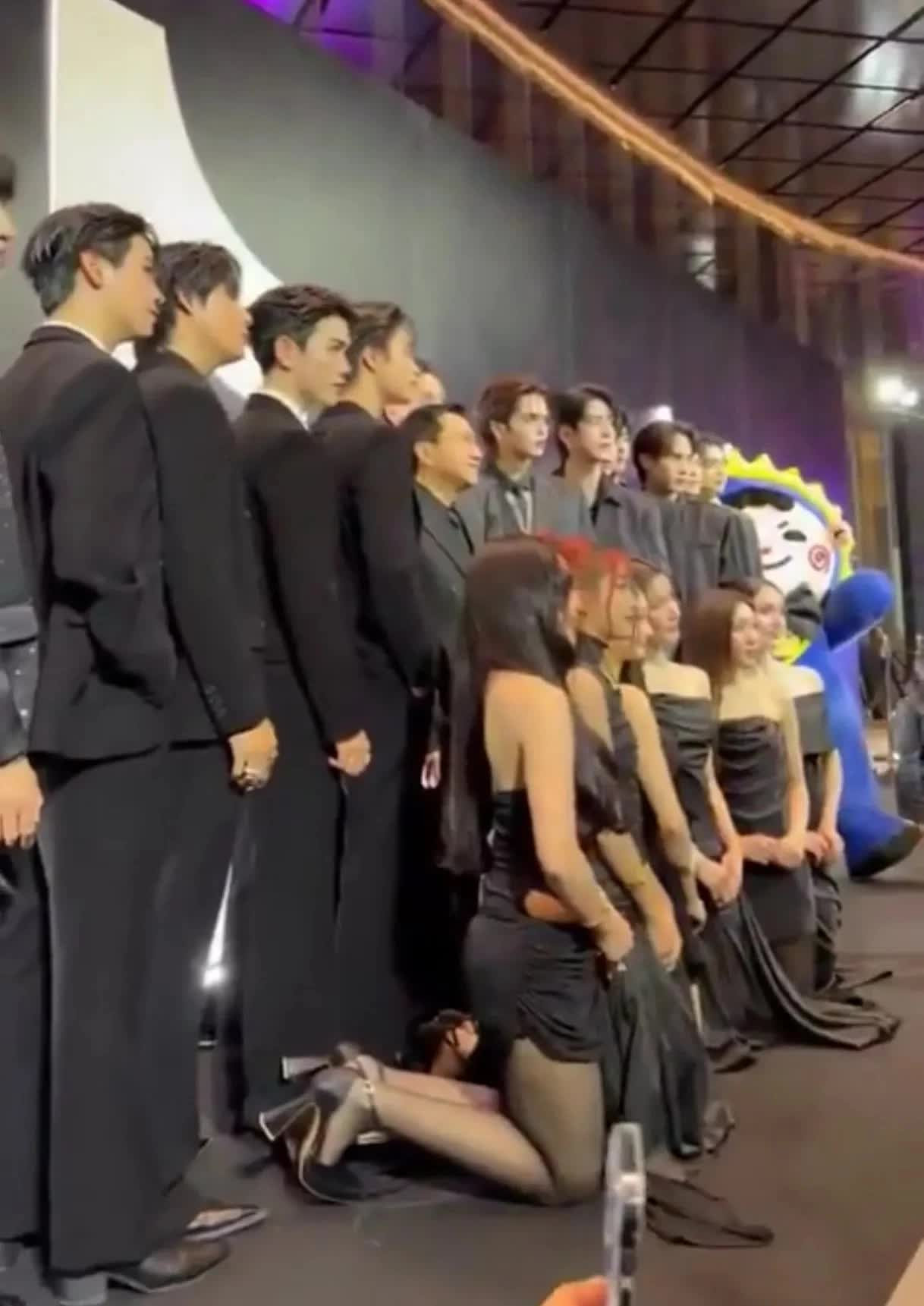 Bức ảnh gây tranh cãi toàn mạng tại lễ trao giải ở Thái Lan- Ảnh 4.