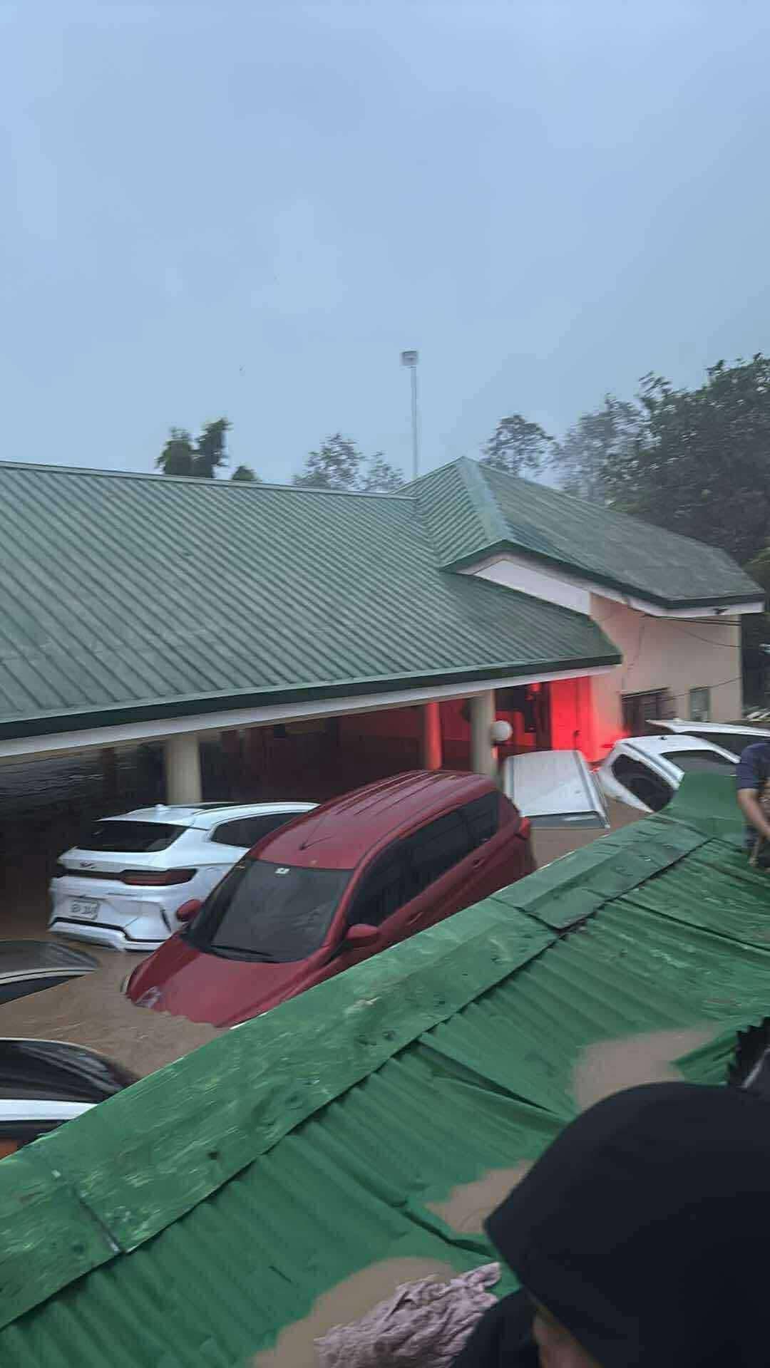 Bão Kalmaegi sầm sập đổ bộ, nhiều khu dân cư chìm trong biển nước, ô tô trôi lênh đênh trên đường phố- Ảnh 7.