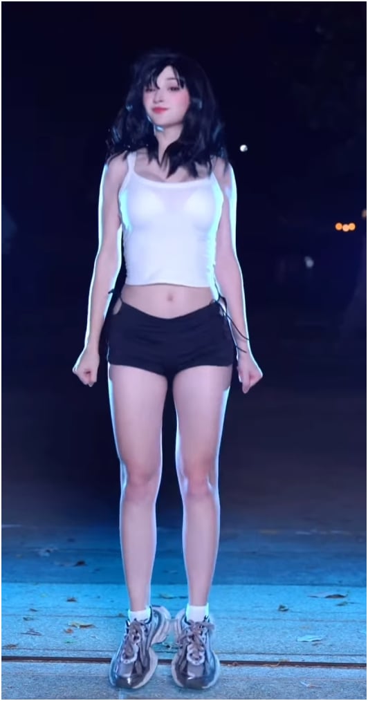 Nữ coser nổi tiếng trổ tài Nữ coser nổi tiếng trổ tài