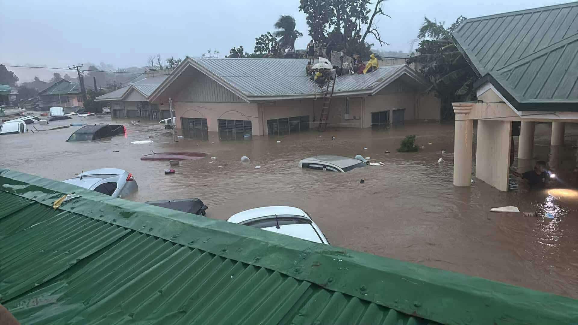 Bão Kalmaegi sầm sập đổ bộ, nhiều khu dân cư chìm trong biển nước, ô tô trôi lênh đênh trên đường phố- Ảnh 9.