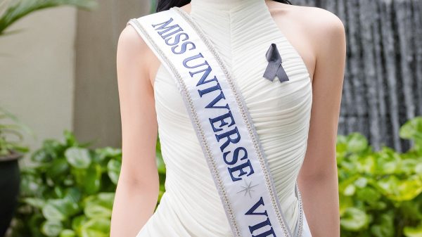 Biến căng: Miss Universe và ông Nawat đấu tố như cái chợ, kết quả của Hương Giang sẽ bị huỷ? 27 Biến căng: Miss Universe và ông Nawat đấu tố như cái chợ, kết quả của Hương Giang sẽ bị huỷ? 5751143337995204897429532820847577244675869n 1762150878299 1762150878488549205686