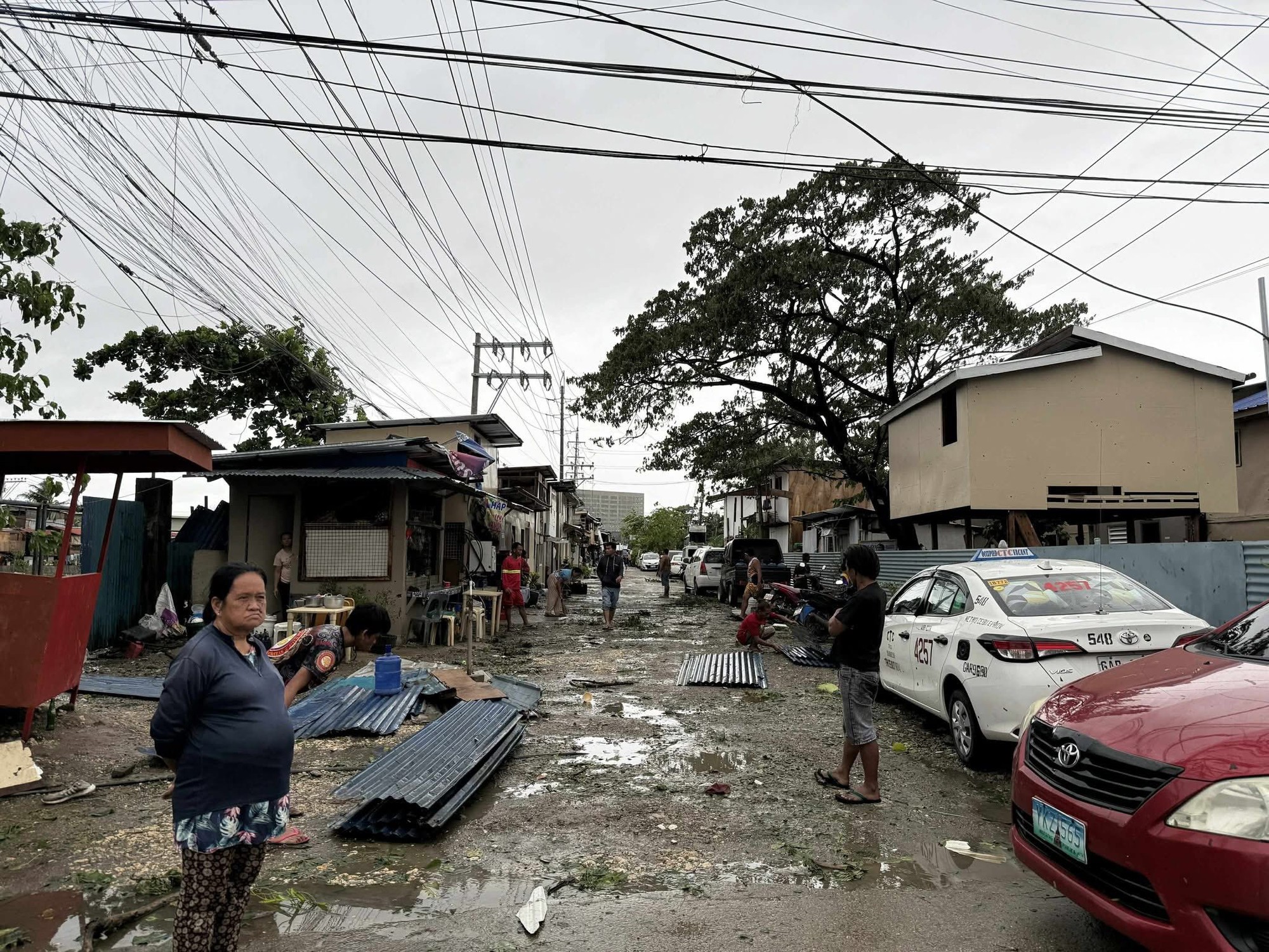 Bão Kalmaegi sầm sập đổ bộ, nhiều khu dân cư chìm trong biển nước, ô tô trôi lênh đênh trên đường phố- Ảnh 2.