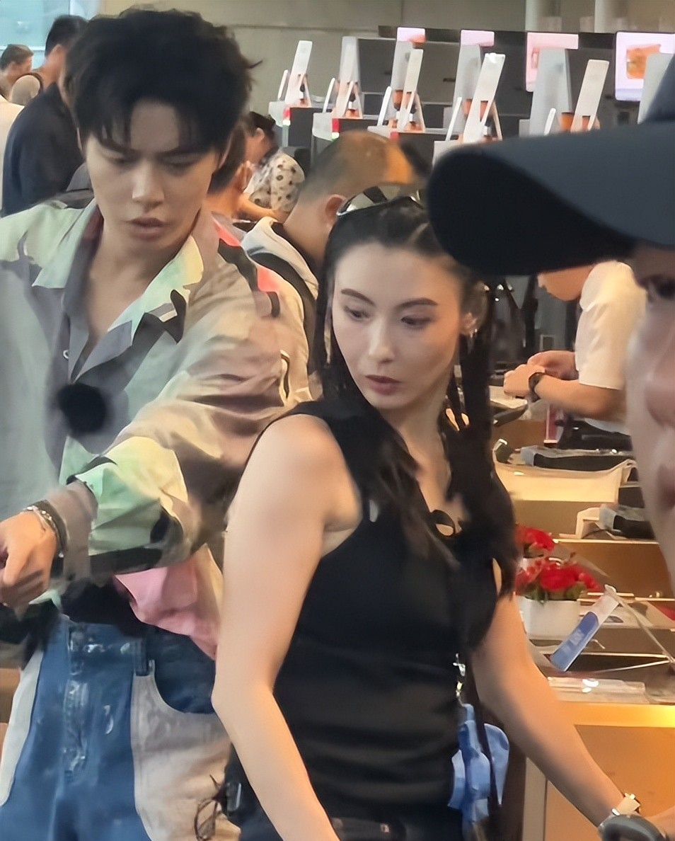 575d08f8059b4827920748018931eaa9tplv-tt-origin-webgif-1757390094174361514940-1757404767627-1757404767781247516308 "Quý bà trung niên" Trương Bá Chi lộ diện với mặt mộc: Da trắng phát sáng, gầy tới mức má hóp khiến netizen lo lắng 575d08f8059b4827920748018931eaa9tplv tt origin webgif 1757390094174361514940 1757404767627 1757404767781247516308