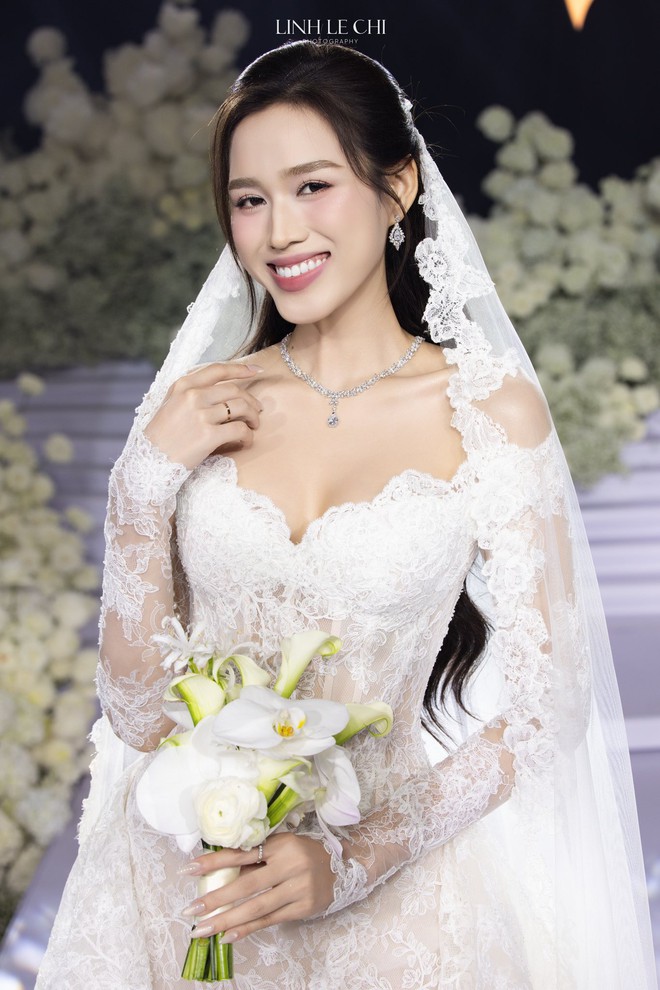 Đám cưới Hoa hậu Đỗ Hà - Viết Vương tại Hà Nội: Cô dâu ôm chồng khóc nức nở,