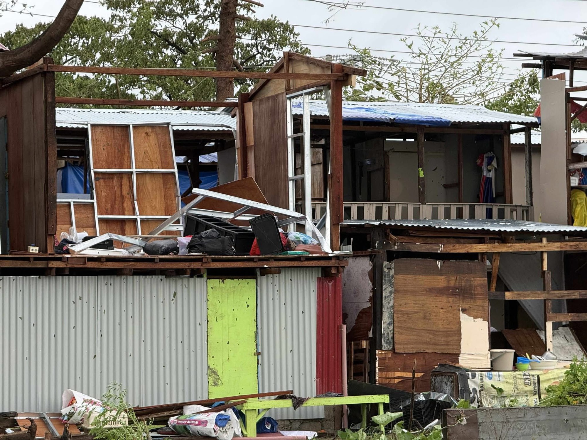 Bão Kalmaegi sầm sập đổ bộ, nhiều khu dân cư chìm trong biển nước, ô tô trôi lênh đênh trên đường phố- Ảnh 12.