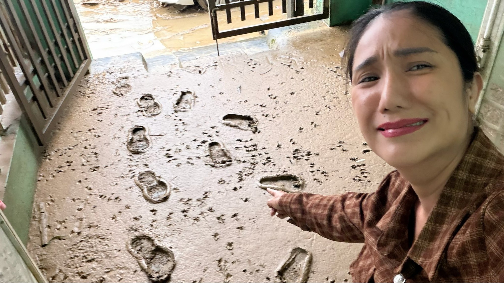 Hãi hùng cảnh tượng nhà sao Vbiz tan hoang, đầy bùn đất sau khi cơn bão 13 càn quét qua- Ảnh 2.