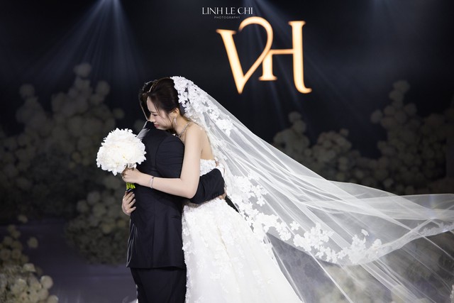 Đám cưới Hoa hậu Đỗ Hà - Viết Vương tại Hà Nội: Cô dâu ôm chồng khóc nức nở,