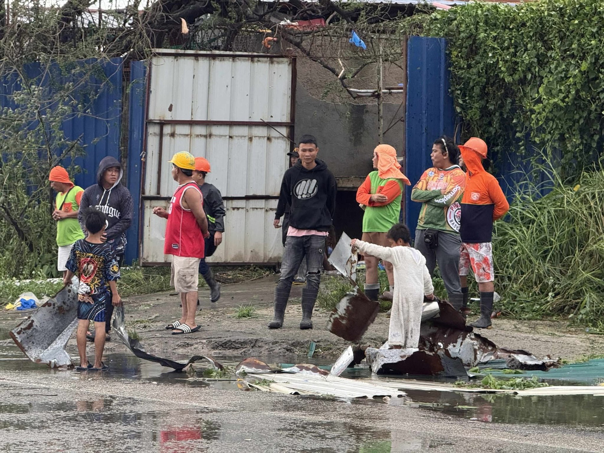 Bão Kalmaegi sầm sập đổ bộ, nhiều khu dân cư chìm trong biển nước, ô tô trôi lênh đênh trên đường phố- Ảnh 4.