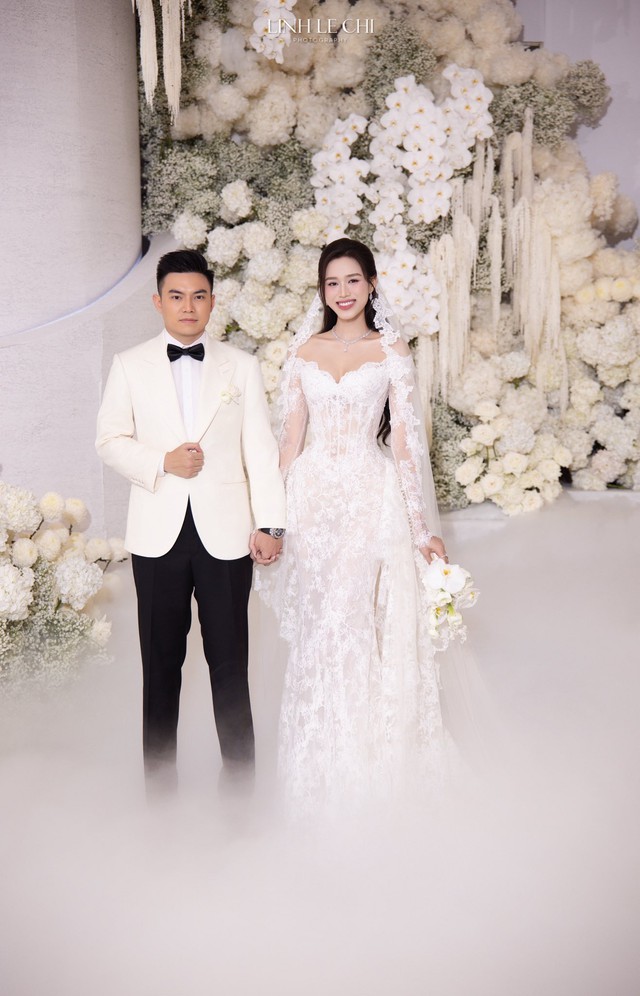 Đám cưới Hoa hậu Đỗ Hà - Viết Vương tại Hà Nội: Cô dâu ôm chồng khóc nức nở,